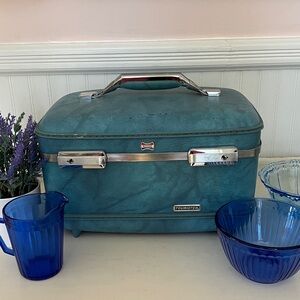 Vintage Classic American Tourister Teal Hard Train Case